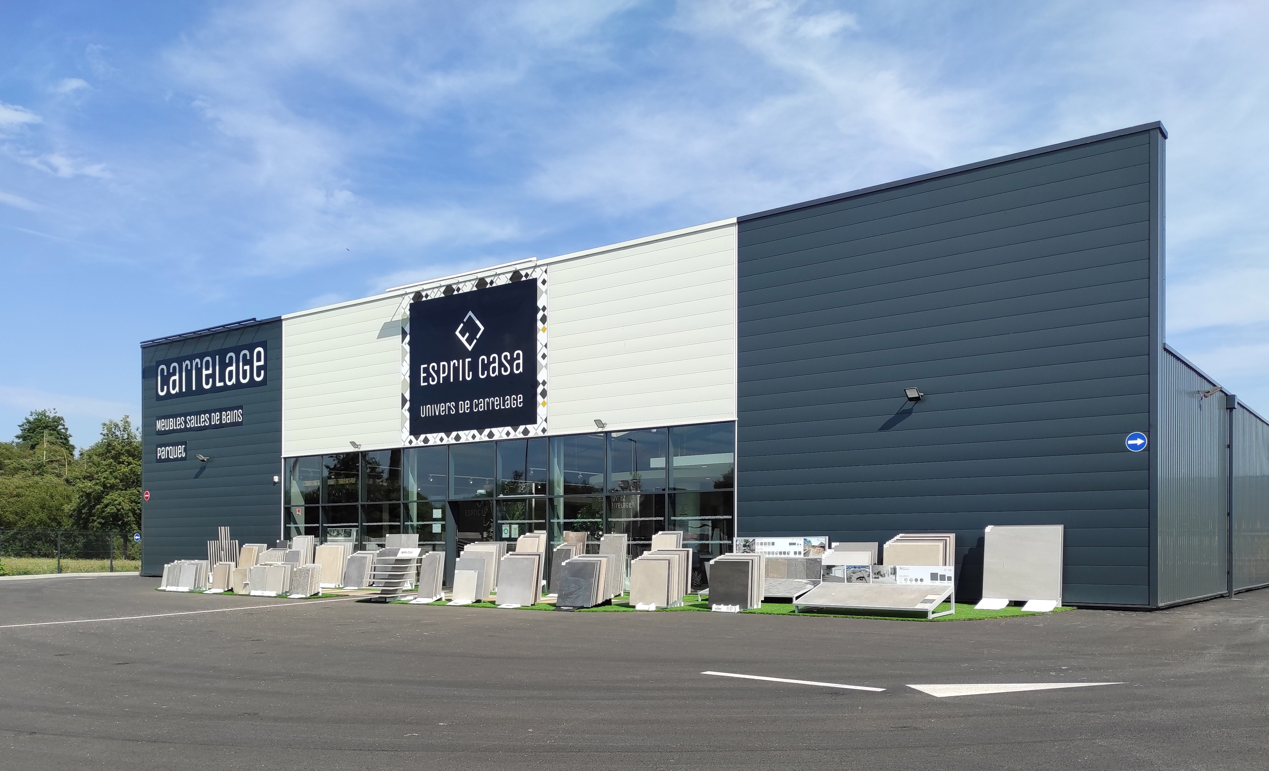 Devanture de l'agence Esprit Casa carrelage Lorient